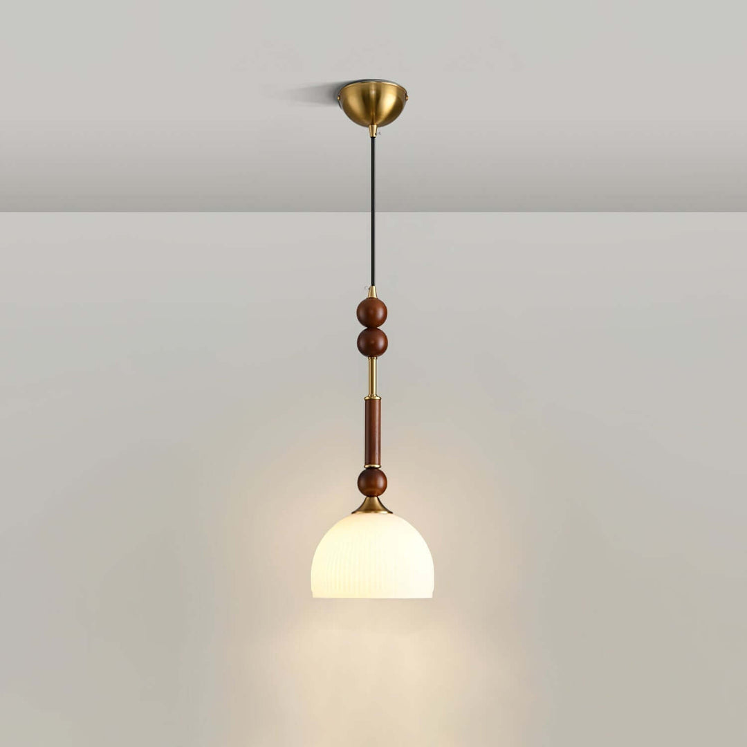 Elegante Pendelleuchte mit Glaslampenschirm