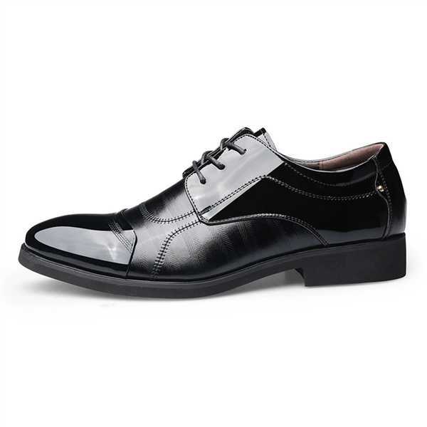 Versatile men's two-tone oxford dress shoes, perfect for business meetings and elegant formal events.