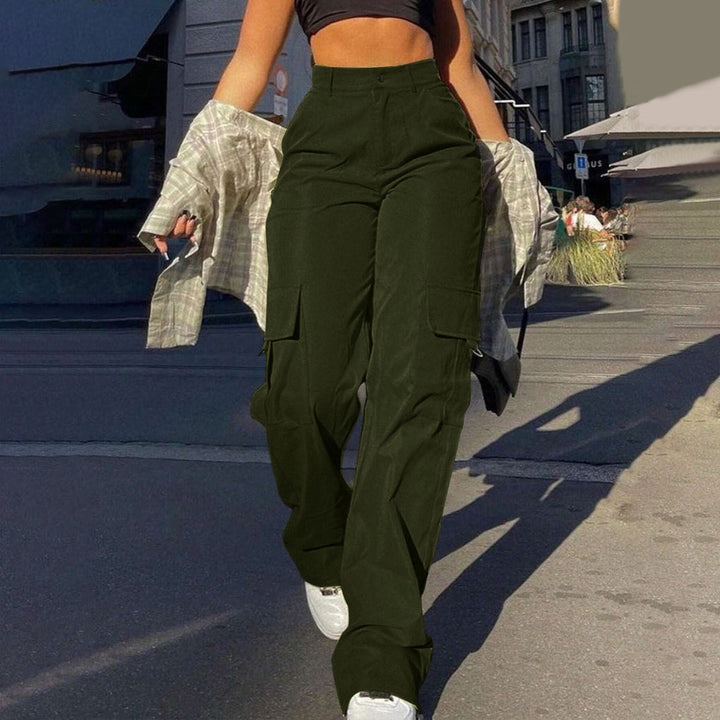 Stylish high-waisted cargo pants for women, featuring practical pockets, versatile for streetwear and casual looks.