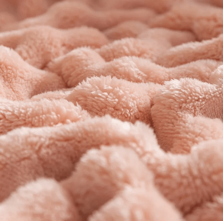 Kuschelige Fleece-Decke mit 3D-Blasenstruktur