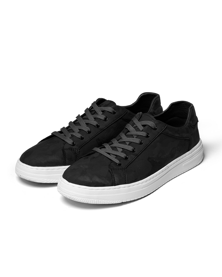 Men's everyday comfort sneakers in versatile polished style for casual and smart-casual wear.