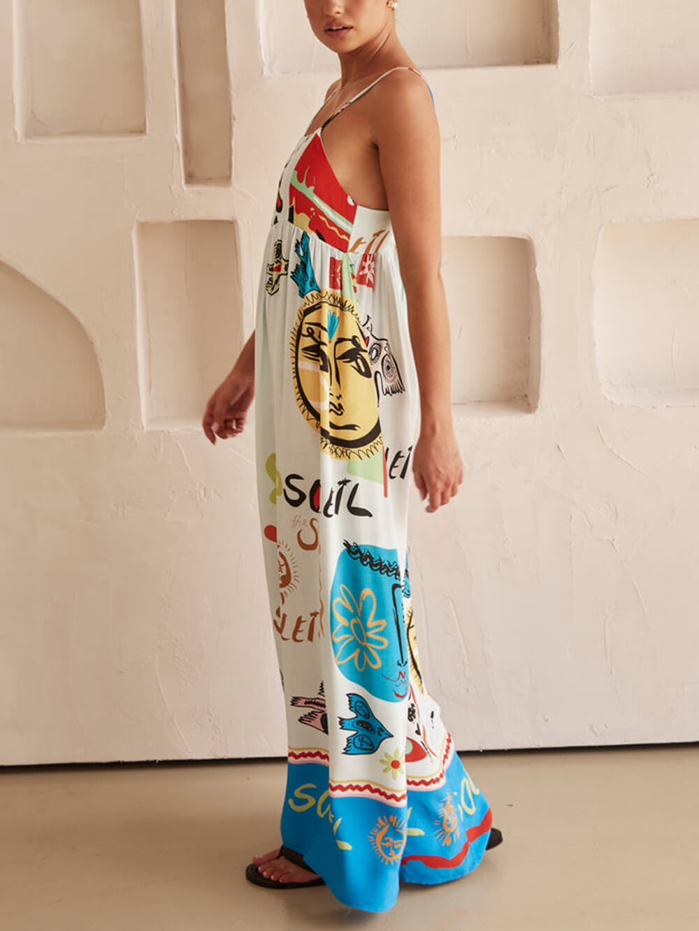 Flowing long white maxi dress for women, ideal for a comfortable and stylish summer look.