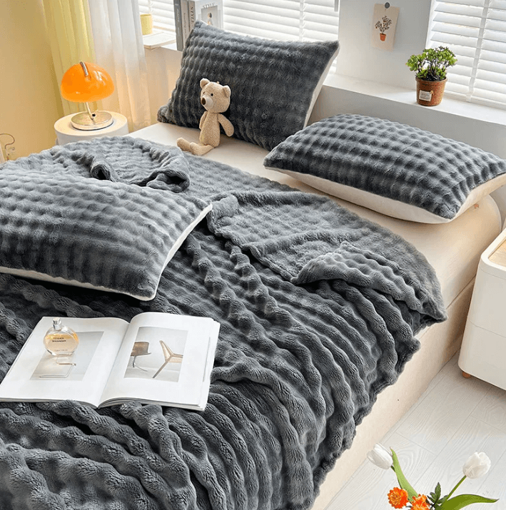Kuschelige Fleece-Decke mit 3D-Blasenstruktur