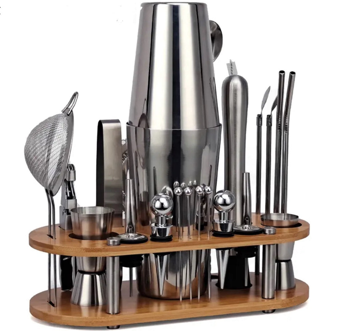 23-teiliges Edelstahl Cocktailset mit Shaker, Sieb, Jigger und mehr, präsentiert auf Bambusständer; ideal für Heim und Profi.