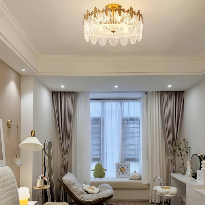 Runder Glaskronleuchter mit dekorativem Muster