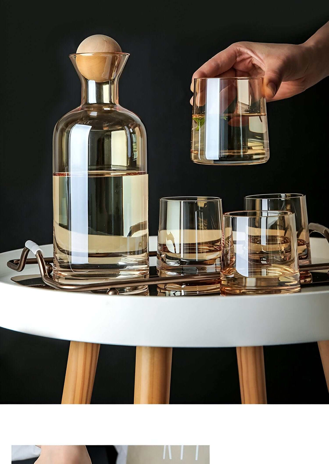 Elegante Glaskaraffe mit Holzdeckel