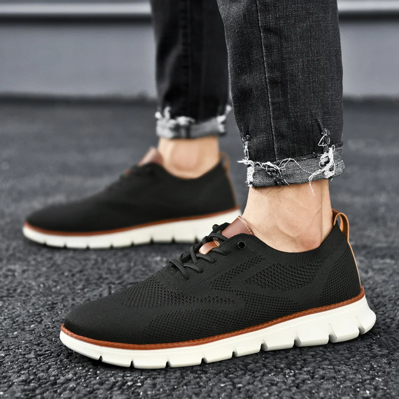 Men's versatile UrbanFlex sneakers, ideal for athletic activities and everyday use.