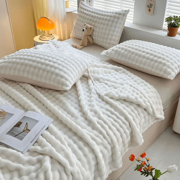 Kuschelige Fleece-Decke mit 3D-Blasenstruktur