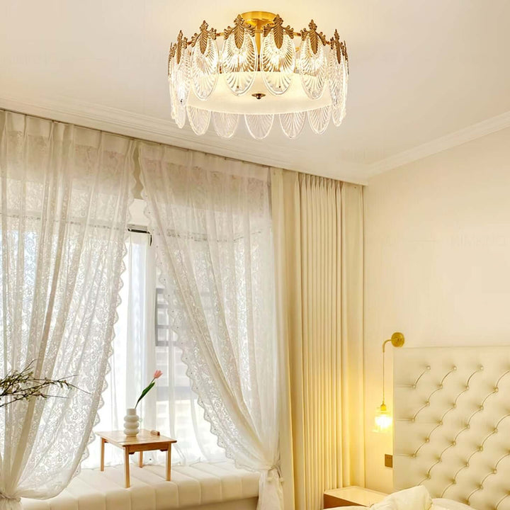 Runder Glaskronleuchter mit dekorativem Muster