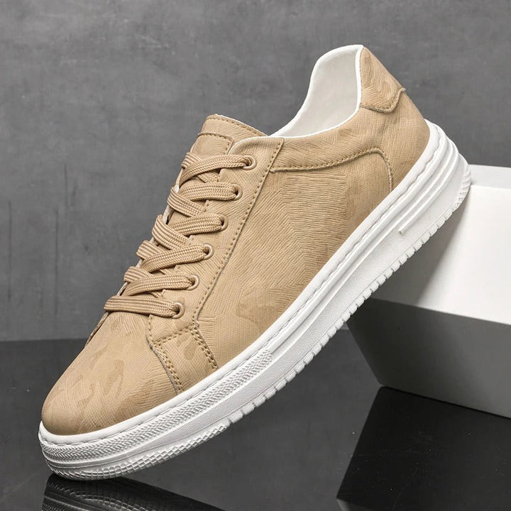 Black men's comfort sneakers with a polished finish, ideal for everyday casual and versatile outfits.
