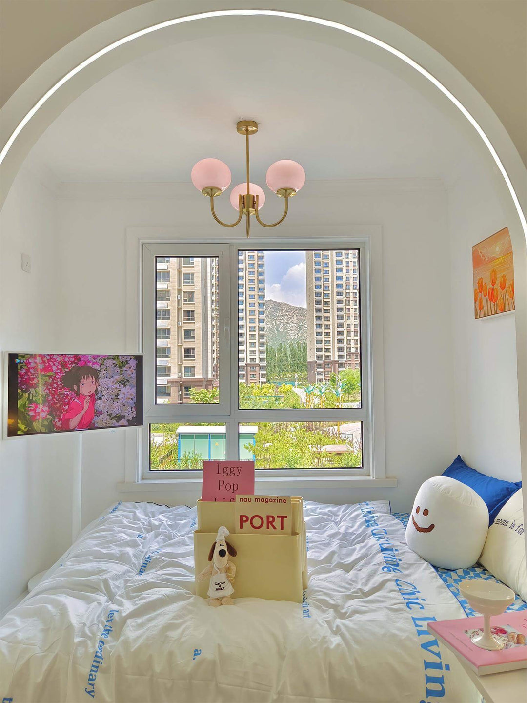 Moderner Kronleuchter mit Rosa Glasschirmen