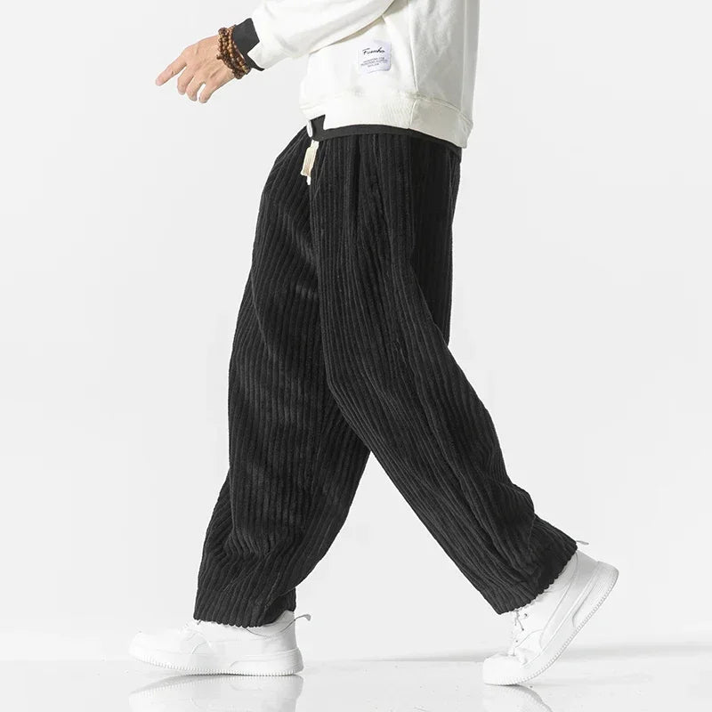 Side view of men's wide-leg joggers, highlighting the relaxed fit & modern silhouette for ultimate casual comfort.