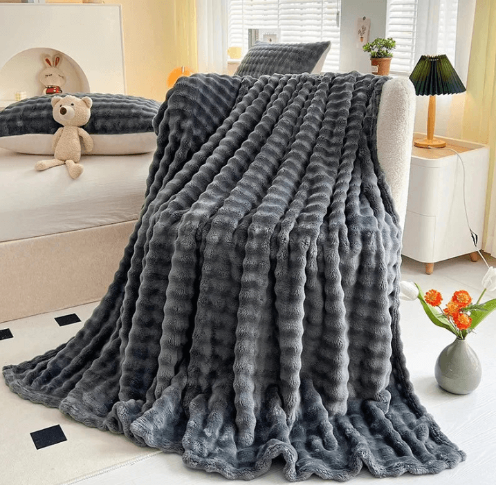 Kuschelige Fleece-Decke mit 3D-Blasenstruktur