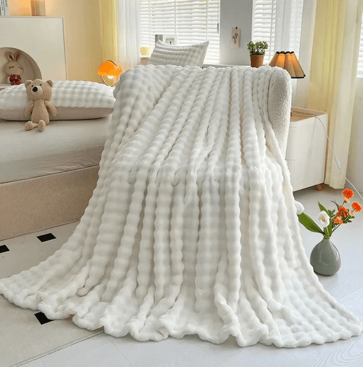 Kuschelige Fleece-Decke mit 3D-Blasenstruktur