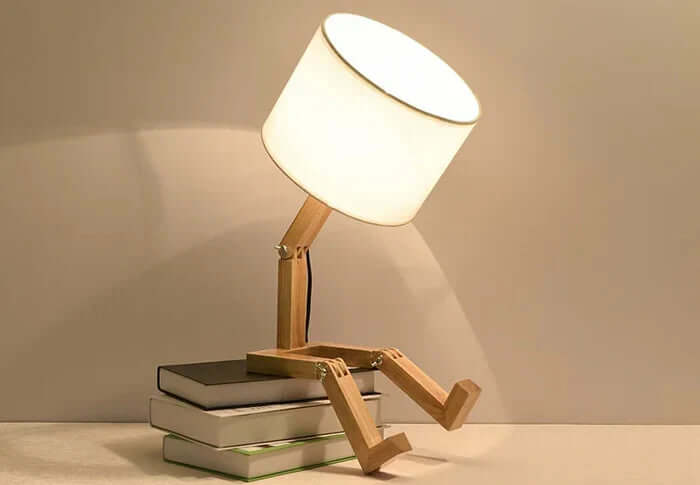 Hölzerne Tischlampe mit Bücherhalter - Flexibel & Modern