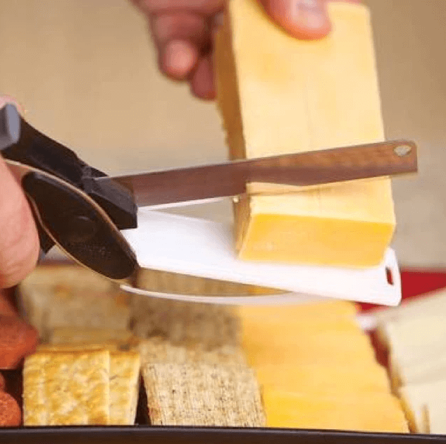 2-in-1 Küchenhelfer - Messer & Schneidebrett