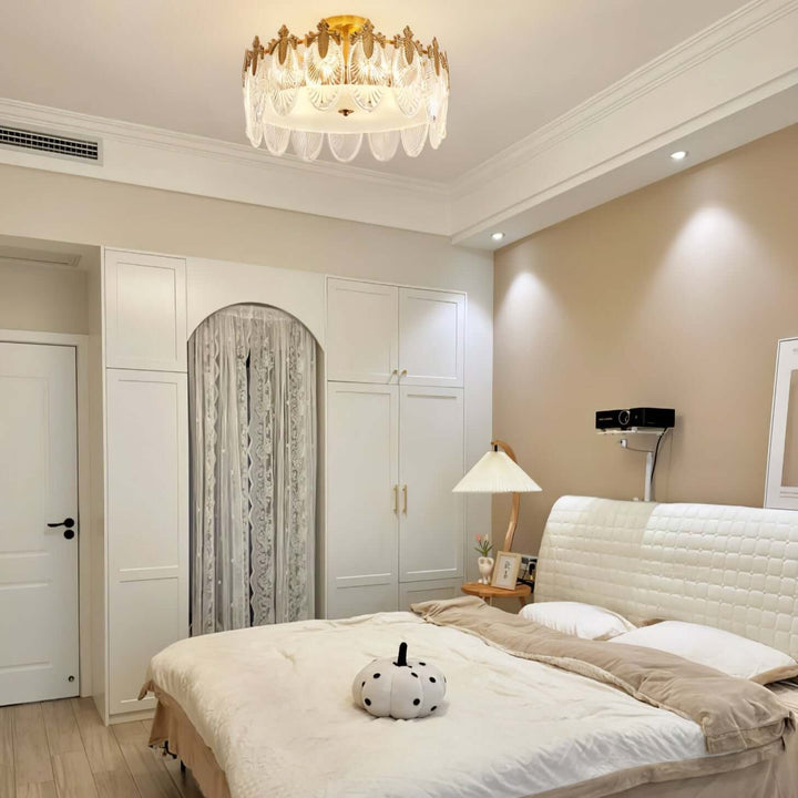 Runder Glaskronleuchter mit dekorativem Muster