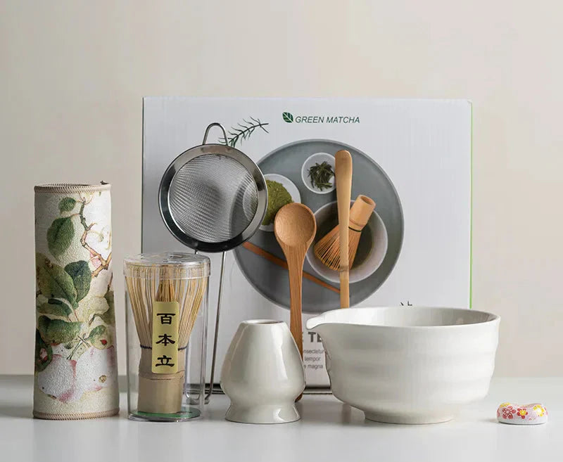 8-teiliges Matcha-Set im Sakura-Design mit Keramik-Schale, Bambus-Schneebesen und Frother, ideal für Teezeremonien.