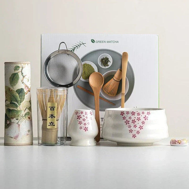 8-teiliges Matcha-Set im Sakura-Design mit Keramik-Schale, Bambus-Schneebesen und Frother, ideal für Teezeremonien.