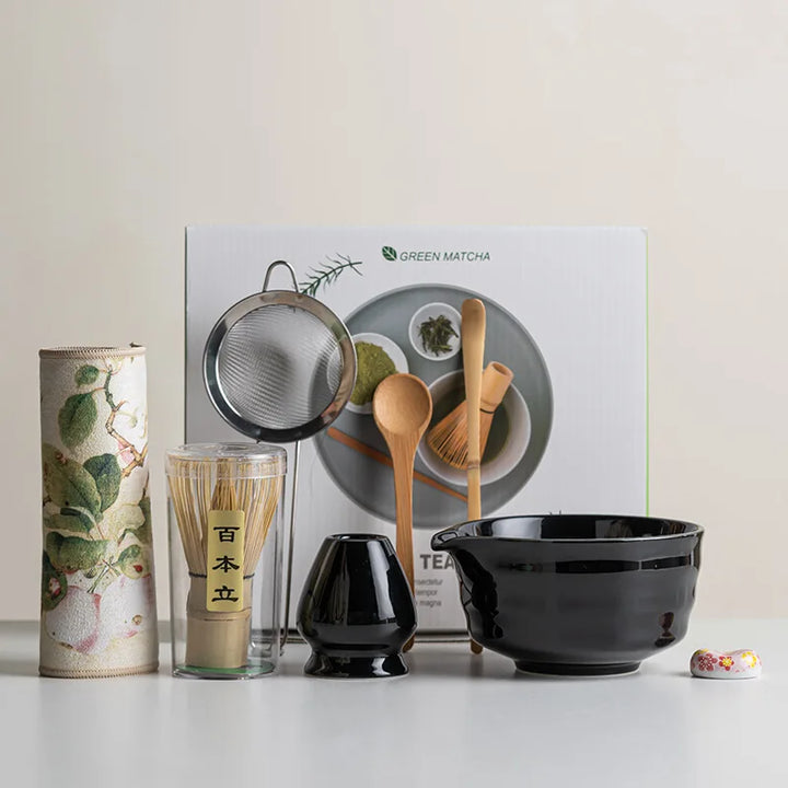 8-teiliges Matcha-Set im Sakura-Design mit Keramik-Schale, Bambus-Schneebesen und Frother, ideal für Teezeremonien.