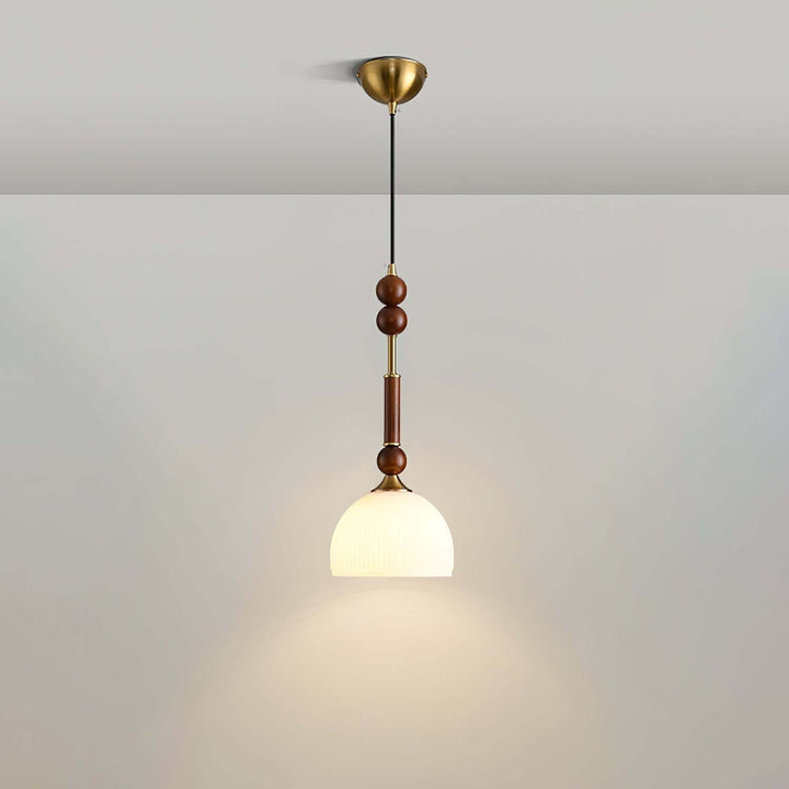 Elegante Pendelleuchte mit Glaslampenschirm