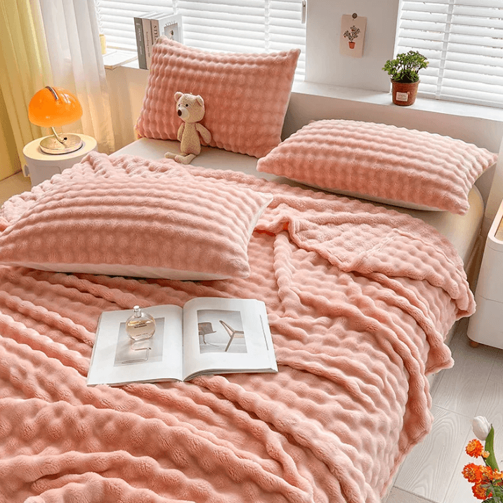 Kuschelige Fleece-Decke mit 3D-Blasenstruktur