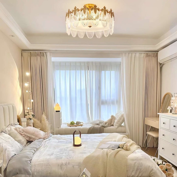 Runder Glaskronleuchter mit dekorativem Muster