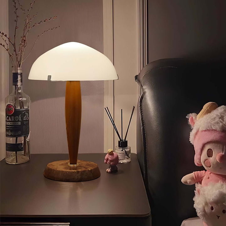 Designer-Tischleuchte mit Walnussfuß