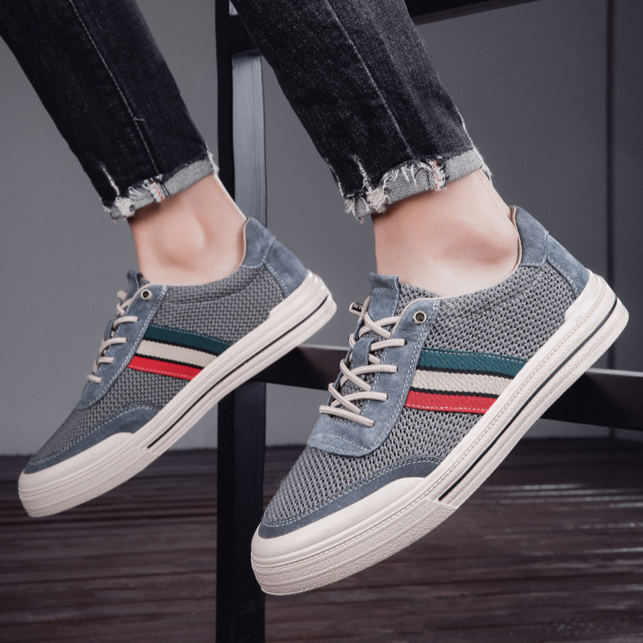 Comfortable and sporty men's retro sneakers, perfect for casual everyday fashion.