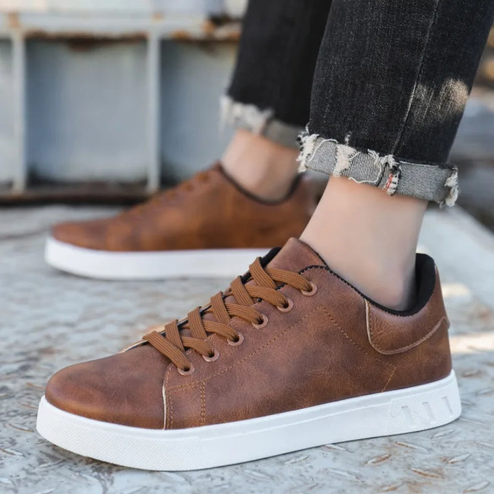 Men's versatile walking shoes, ideal for daily commutes and casual outings. Sleek and comfortable design.