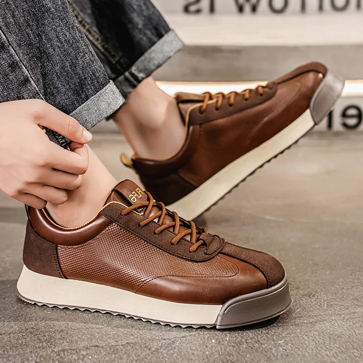 Black casual men's sneakers, offering sleek style and all-day comfort.