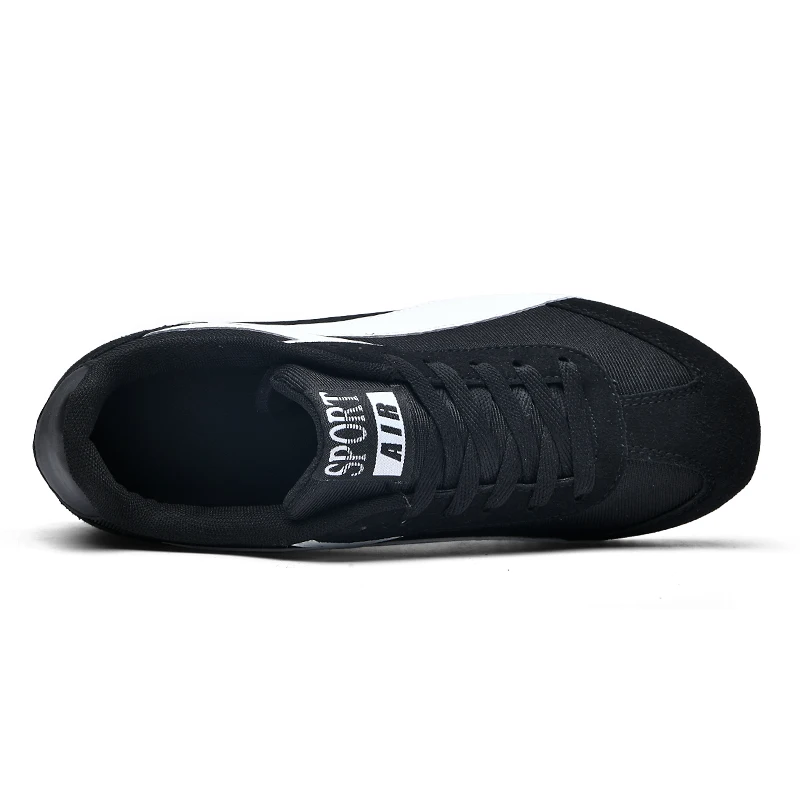 Everyday comfort: Men's RetroStride lightweight sneakers with a timeless retro classic design.