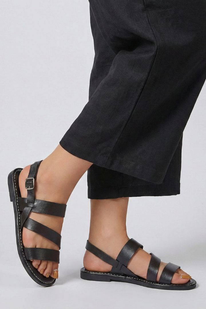 Comfortable women's everyday flat sandals with secure back strap, ideal for casual summer footwear.