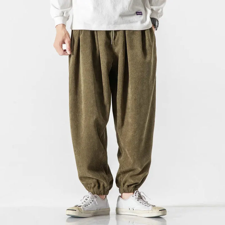 Casual men's Ridge trousers, wide leg & comfort fit, great for streetwear style & everyday versatility.