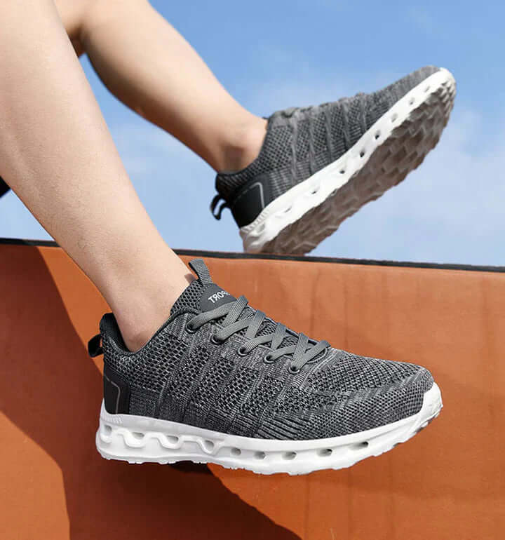 Breite Zehenbox & Federnde Sohle