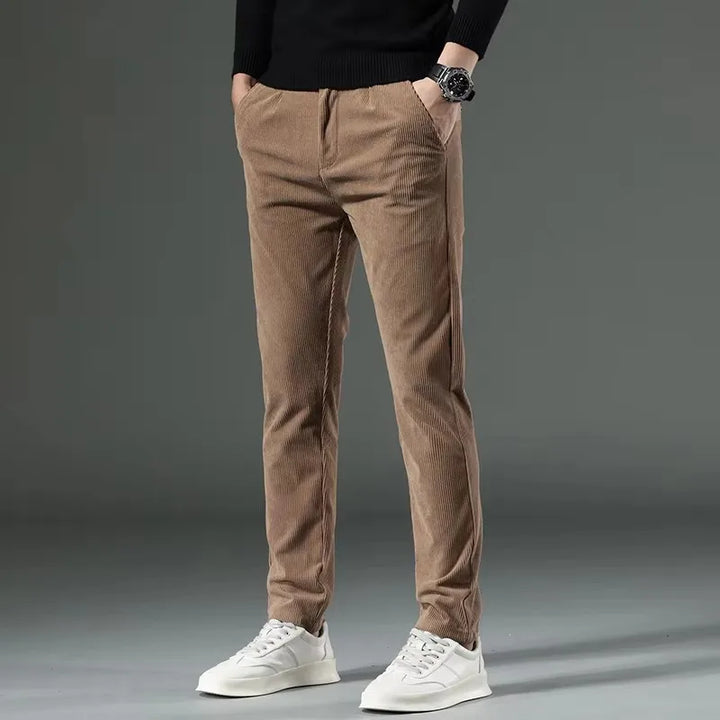 Versatile men's brown stretch tailored pants, effortlessly sharp style for any occasion.