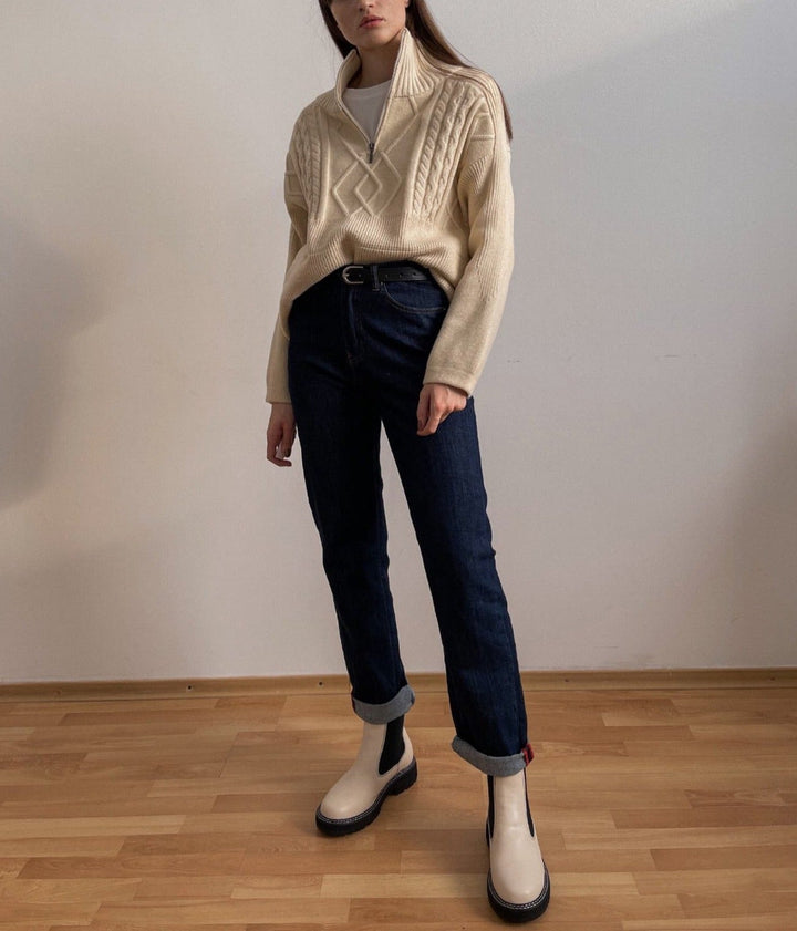 Fashionable women's oversized sweater, perfect for creating chic autumn and winter outfits.