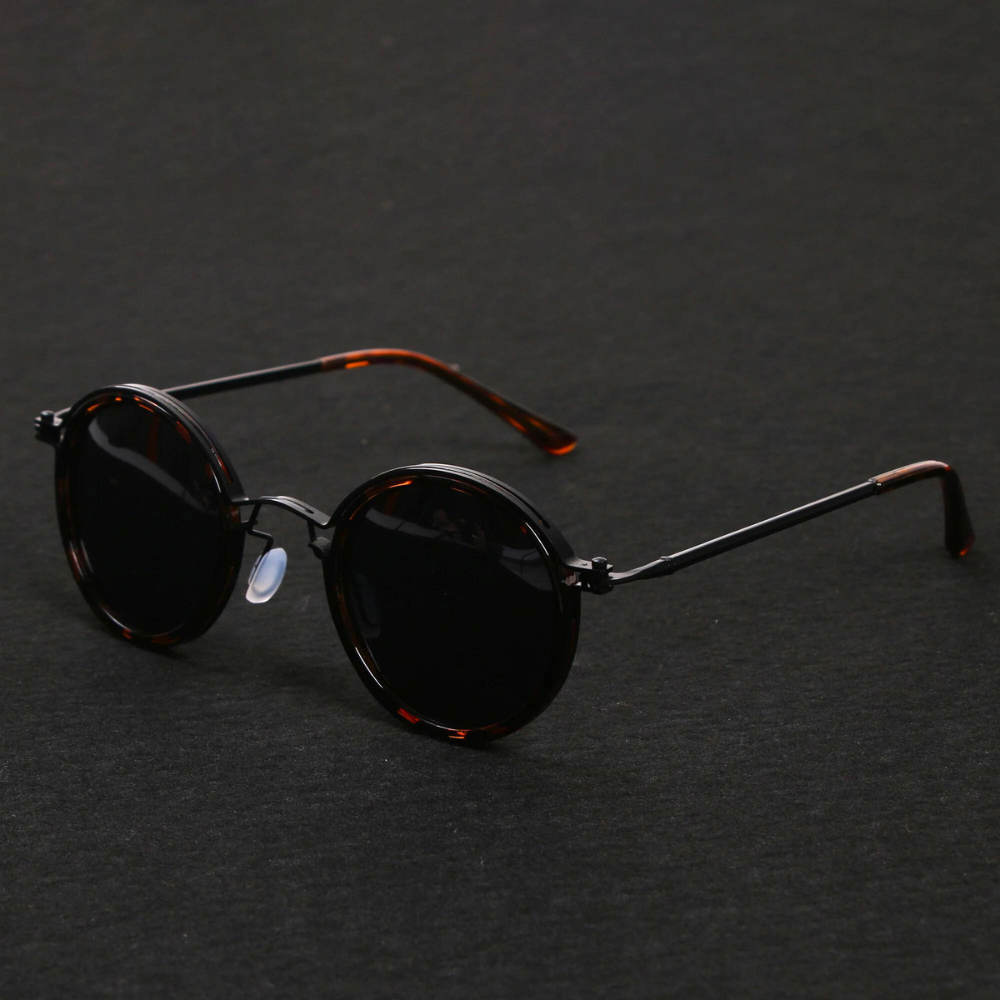 Stylish gold frame polarized sunglasses for men & women. Glare-reducing UV protection fashion eyewear accessory.