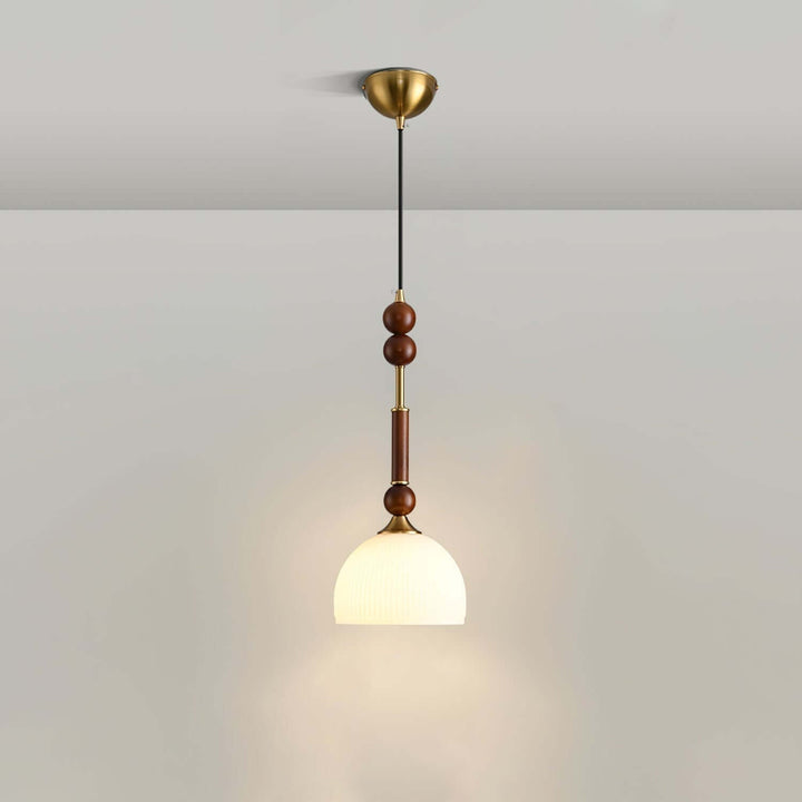 Elegante Pendelleuchte mit Glaslampenschirm