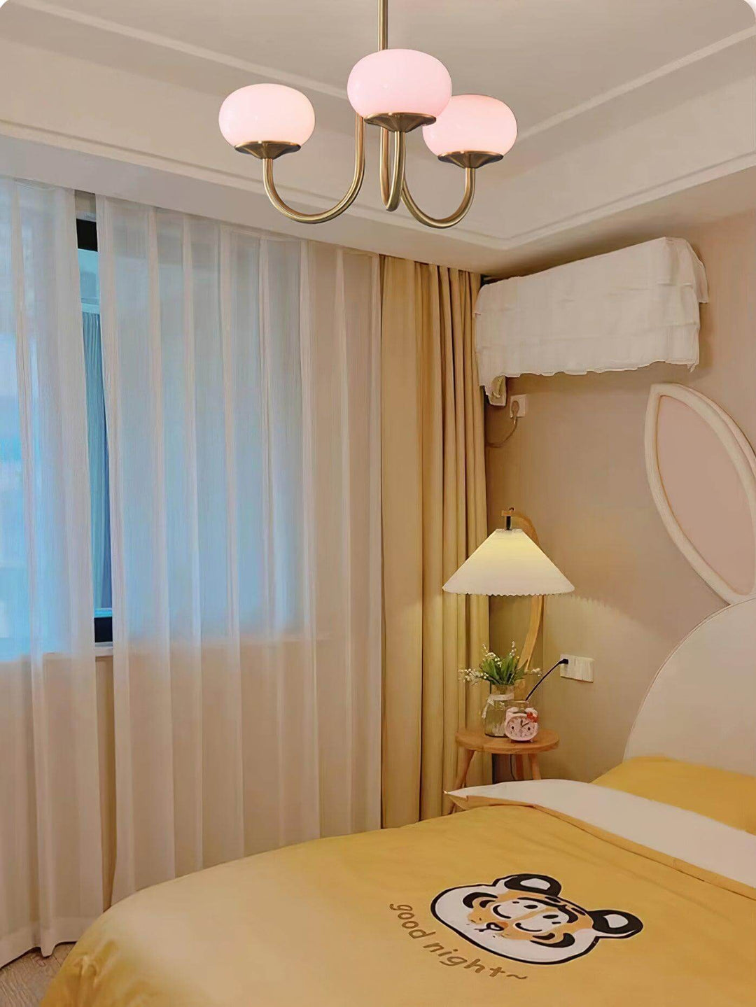 Moderner Kronleuchter mit Rosa Glasschirmen