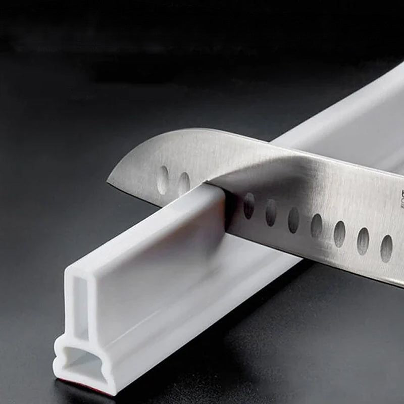 "AquaSperre™ Silikonstreifen für effektive Wasserabdichtung, flexibel, robust, in Grau, Schwarz oder Weiß erhältlich."