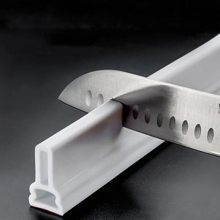 "AquaSperre™ Silikonstreifen für effektive Wasserabdichtung, flexibel, robust, in Grau, Schwarz oder Weiß erhältlich."