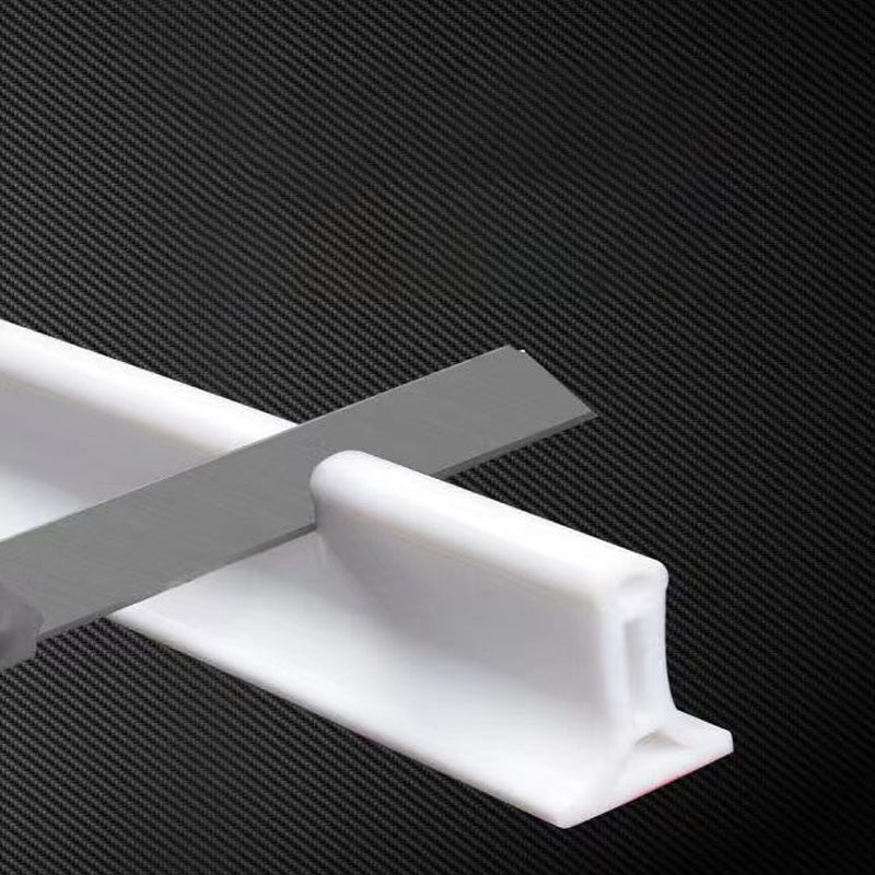 "AquaSperre™ Silikonstreifen für effektive Wasserabdichtung, flexibel, robust, in Grau, Schwarz oder Weiß erhältlich."