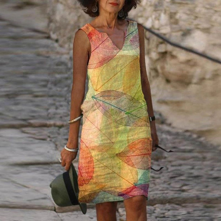 Ärmelloses Herbstkleid mit buntem Blättermuster, fließender Stoff, ideale Passform für Frauen in herbstlicher Eleganz.