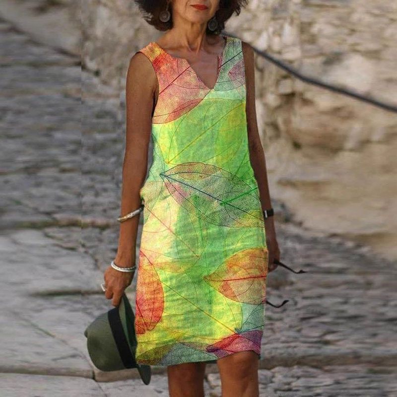 Ärmelloses Herbstkleid mit buntem Blättermuster, fließender Stoff, ideale Passform für Frauen in herbstlicher Eleganz.