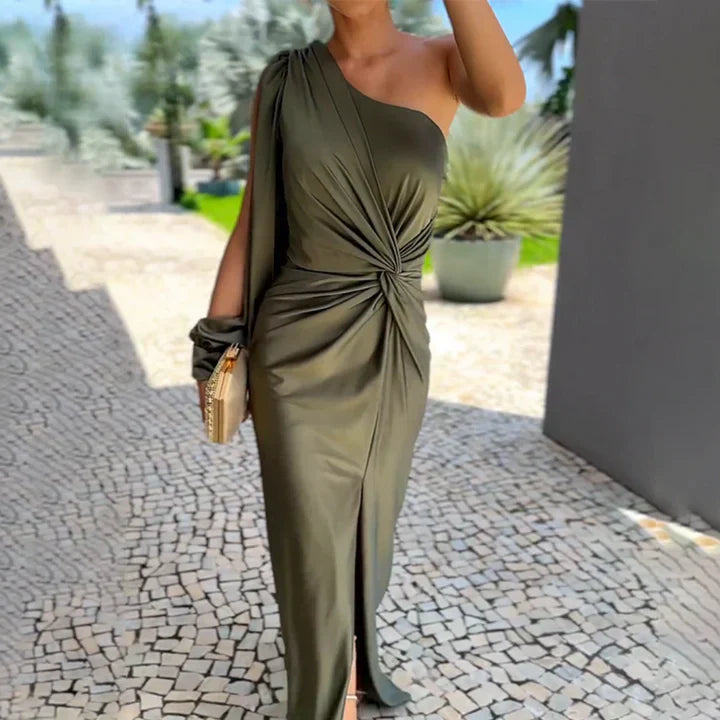 Asymmetrisches Seiden-Damenkleid, einarmig, mit elegantem Schlitz, ideal für besondere Anlässe wie Hochzeiten.