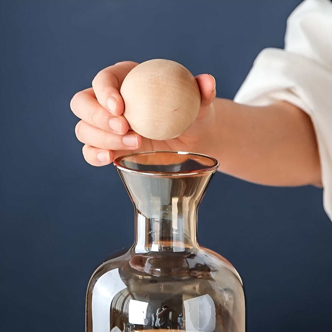 Elegante Glaskaraffe mit Holzdeckel