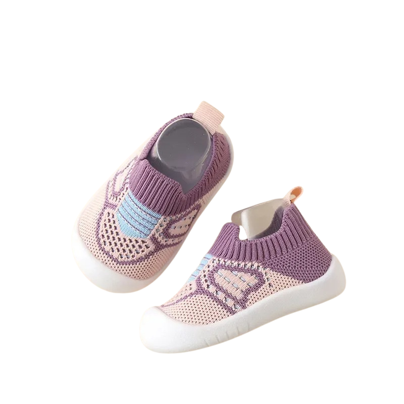 "Babyschuhe mit atmungsaktivem Material, flexibler Sohle und stylischem Design in süßen Farben, ideal für Kleinkinder."