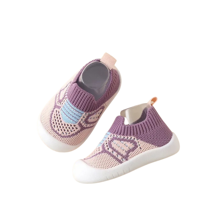 "Babyschuhe mit atmungsaktivem Material, flexibler Sohle und stylischem Design in süßen Farben, ideal für Kleinkinder."
