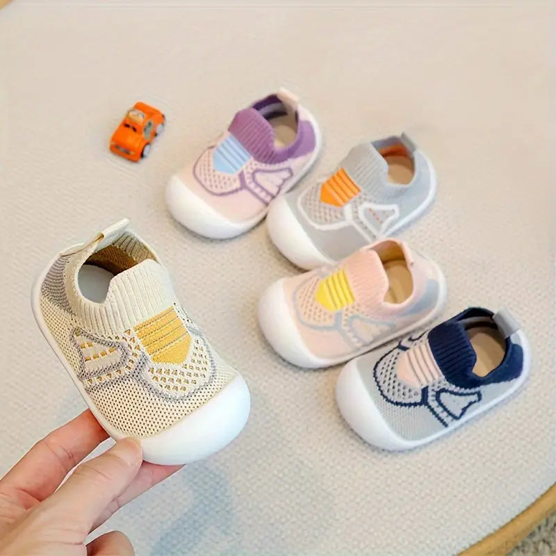 "Babyschuhe mit atmungsaktivem Material, flexibler Sohle und stylischem Design in süßen Farben, ideal für Kleinkinder."